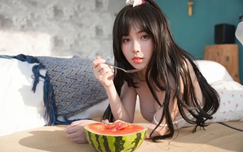 Cùng người đẹp Ruan Qing ăn dưa hấu