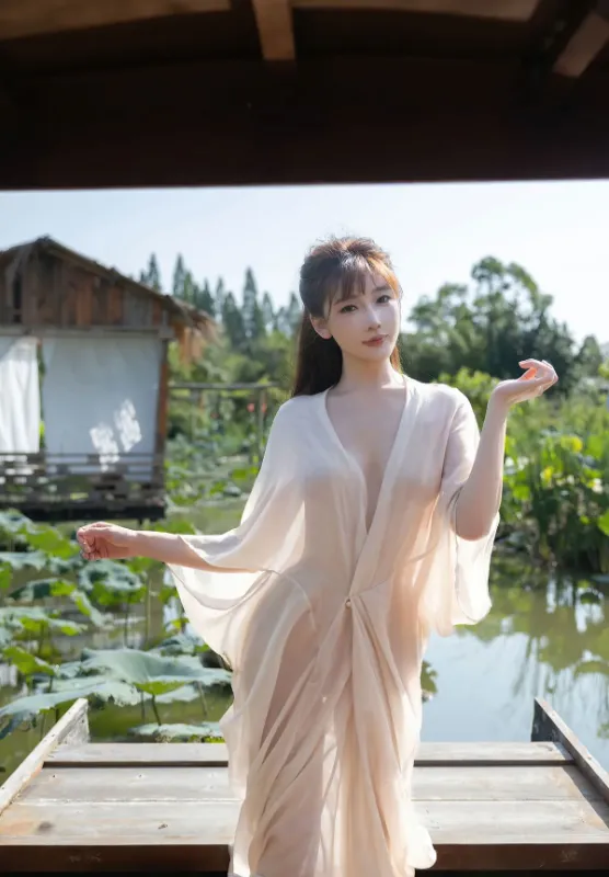 Ảnh cổ trang gợi cảm mỹ nhân bên ao sen - Lu Xuan Xuan