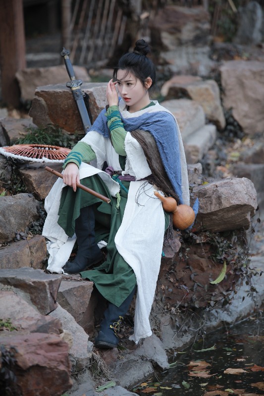 Người đẹp cosplay cổ trang kiếm khách